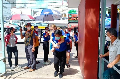 Những hình ảnh đẹp của tình nguyện tiếp sức mùa thi 2022, CSGT dẹp đường cho thí sinh đến muộn