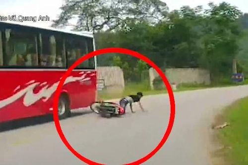 Ôm cua tốc độ cao, thanh niên không mũ ngã nhào ra đường, suýt đấu đầu xe khách