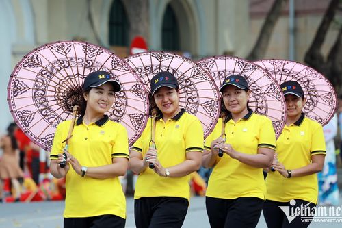Nữ Cảnh sát Myanmar duyên dáng trước ngày trình diễn bên hồ Gươm