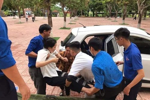 Xúc động nữ sinh bị gãy chân được hỗ trợ đến điểm thi tốt nghiệp THPT