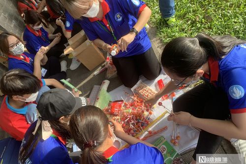 Tp.HCM: 'Sắc xanh tình nguyện' đồng hành cùng sĩ tử