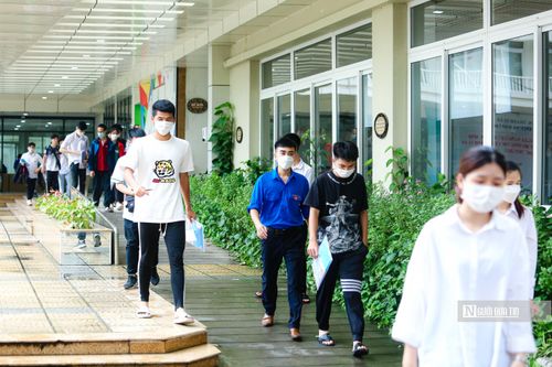 Các sĩ tử mệt mỏi trong ngày thi cuối