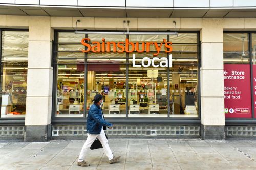 Doanh số của chuỗi siêu thị Sainsbury's sụt giảm do người tiêu dùng hạn chế chi tiêu
