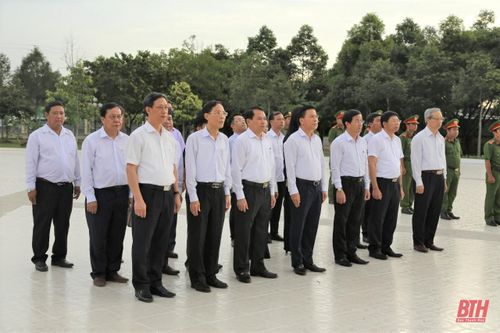 Đồng chí Bí thư Tỉnh ủy Đỗ Trọng Hưng viếng các Anh hùng liệt sĩ tại các nghĩa trang tỉnh Hậu Giang