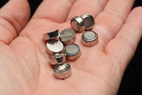 Bé trai nhập viện vì nhét viên pin vào mũi