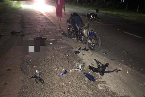 Xe máy và xe tải tông nhau nơi không có đèn đường, 1 người tử vong