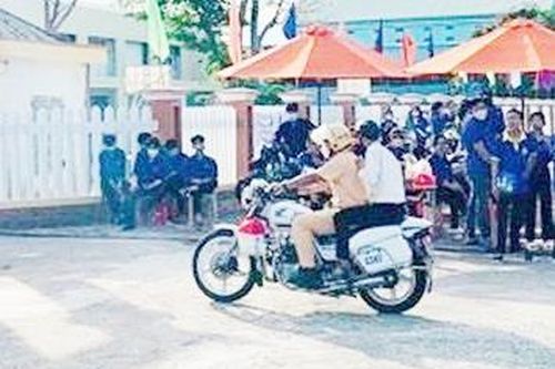 Xe bị thủng lốp, thí sinh được CSGT dùng xe đặc chủng 'hộ tống' đến điểm thi