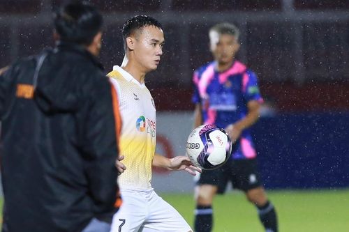 Tiền đạo Bình Định tái hiện pha bóng 'Bàn tay của Chúa'