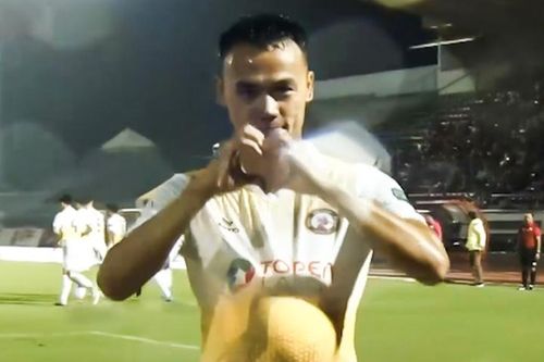 Xuân Nam tái hiện bàn thắng 'Bàn tay của Chúa'