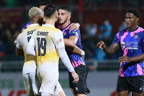 Ngoại binh CLB Sài Gòn gây hấn với Adriano Schmidt