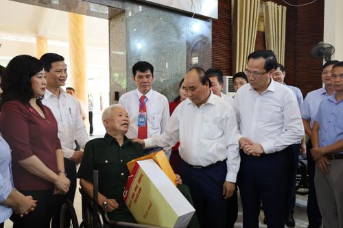 Chủ tịch nước Nguyễn Xuân Phúc cùng các bộ, ngành thăm, tặng quà Trung tâm Điều dưỡng Thương binh Thuận Thành