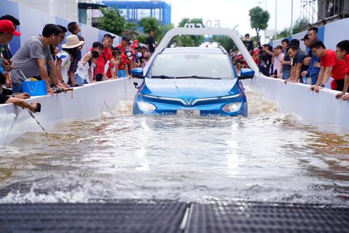 Mục sở thị VF e34 chinh phục thử thách lội nước sâu nửa mét