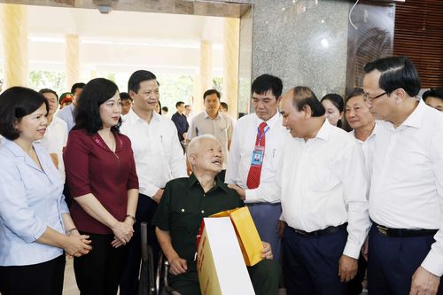 Chủ tịch nước thăm và tặng quà cho thương bệnh binh tại Thuận Thành