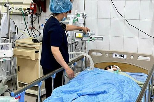 Uống rượu trắng pha rượu ngâm chuối hột, 2 anh em tử vong