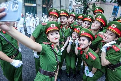 Bóng hồng cảnh sát các nước tỏa sáng trên phố đi bộ hồ Gươm