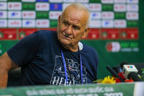 HLV Petrovic bất bình: 'Không hiểu nổi công tác trọng tài'