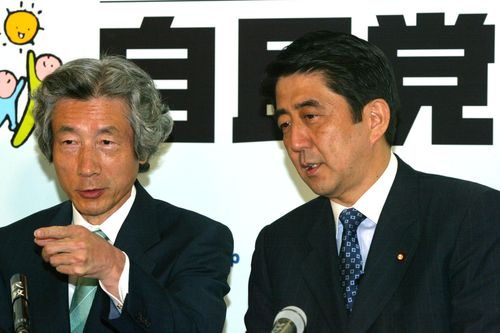 Shinzo Abe có 'chính sách giống ông, tính cách giống cha'