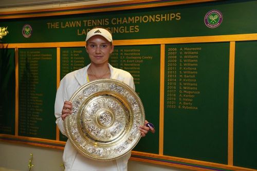 Tay vợt gốc Nga từ chối trả lời về quốc tịch khi vô địch Wimbledon