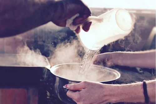 Ngủ mơ gọi tên người khác, bị vợ dội nước sôi vào vùng kín