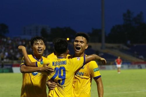 Sông Lam Nghệ An: Thủ vững, công cừ, may mắn đồng hành