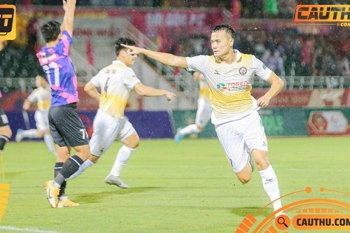 Chùm ảnh: Xuân Nam tái hiện 'bàn tay của Chúa', Bình Định cầm hòa Sài Gòn