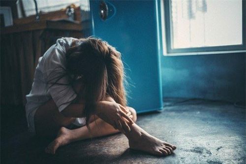 Suy sụp khi vợ và nhân tình cùng bị tai nạn, chồng bế phắt nhân tình đi cấp cứu, bỏ vợ chỏng chơ...