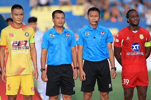 Nghịch lý bóng đá Việt Nam: Lạ lùng và sai nhiều như trọng tài ở V.League