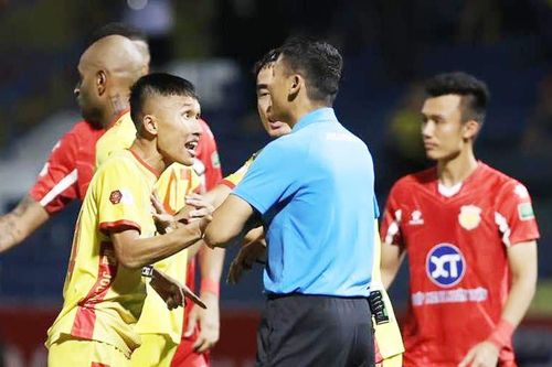 Lãnh đạo CLB Thanh Hóa bức xúc, đề nghị VFF xem lại chất lượng trọng tài