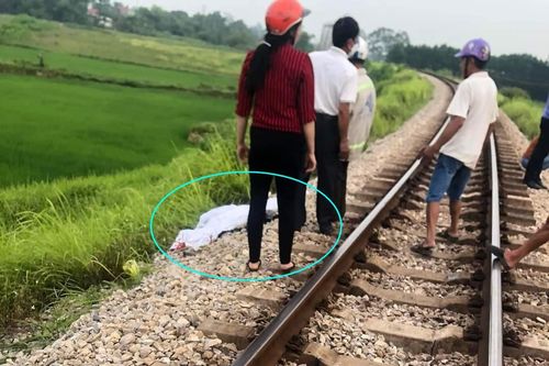 Nữ sinh 16 tuổi tử nạn trên đường ray vì cố lấy túi xách