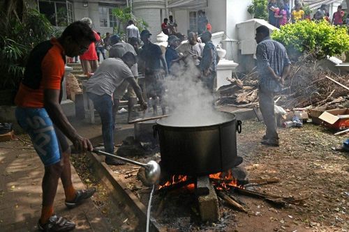 Người biểu tình nấu ăn, phơi đồ trong dinh thự của thủ tướng Sri Lanka