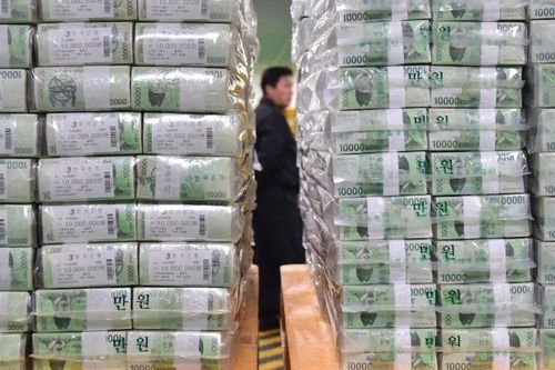 Mối nguy từ việc tăng lương cho dân văn phòng Hàn Quốc