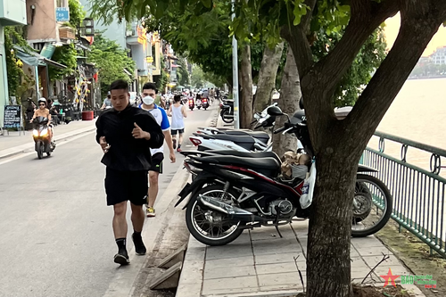 Muôn kiểu lấn chiếm vỉa hè Hồ Tây