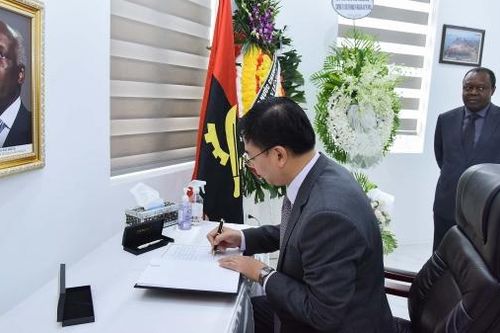 Thứ trưởng Ngoại giao Phạm Quang Hiệu ghi sổ tang, viếng cố Tổng thống Angola