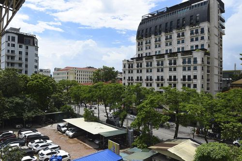 Khu 'đất vàng' sát Hồ Gươm quây tôn bất động nhiều năm, đại biểu truy trách nhiệm