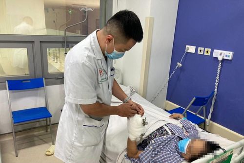 Chân sưng vù không thể đi lại sau 3 mũi tiêm 'thần thánh'