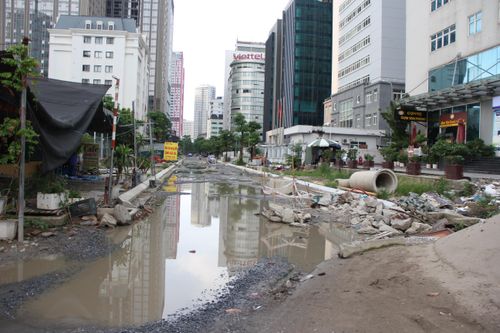 Hà Nội: Vì sao đoạn đường dài 200 mét trước Tổng cục Dân số làm mãi không xong?