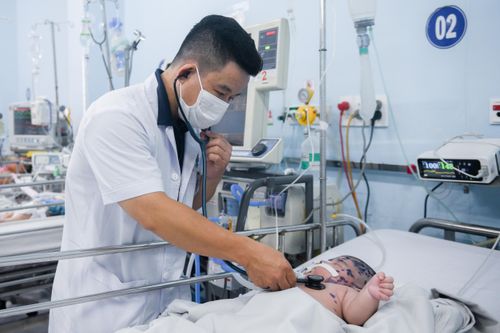 Nhiều trẻ nguy kịch vì mắc tay chân miệng