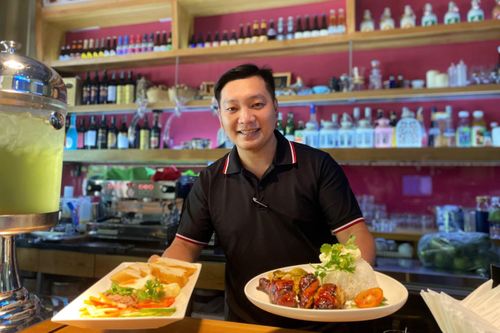 Quán ở TP.HCM trưa bán cơm văn phòng, tối mở pub