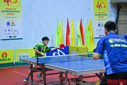 Hấp dẫn ngày thi đấu đầu tiên
