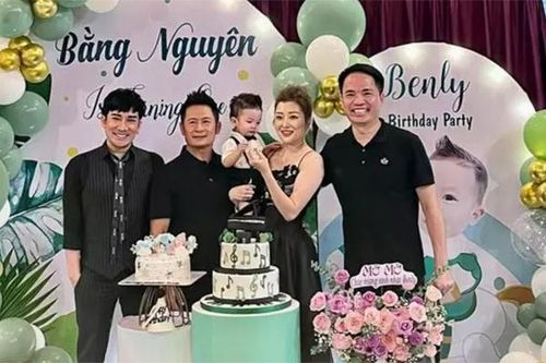 Bạn gái xinh đẹp của ca sĩ Bằng Kiều lần đầu lộ diện trong tiệc thôi nôi con trai