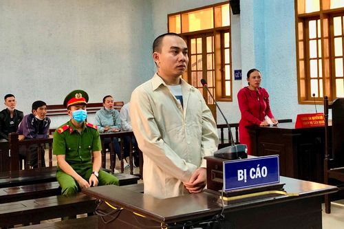 Cha tẩm xăng đốt con vì mâu thuẫn với vợ