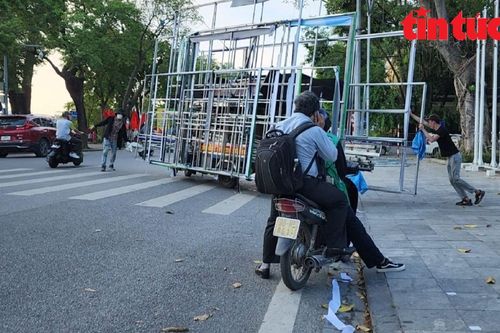 'Hết hồn' xe 3 bánh chở khung sắt cao ngất ngưởng, lạng lách qua các nẻo đường Thủ đô
