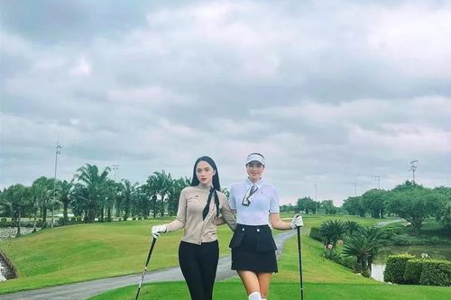 Ngôi sao Hương Giang đọ sắc với Hoa hậu Phạm Hương trên sân golf