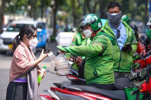 Bộ Công Thương yêu cầu Grab làm rõ việc thu phụ phí nắng nóng, kẹt xe