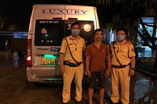 CSGT tinh mắt, bắt đối tượng thua đá gà thuê ôtô 16 chỗ đem bán trả nợ