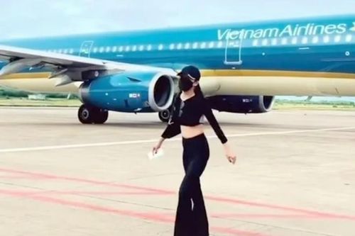 Khách nữ tiến sát máy bay quay video: Vì sao an ninh không xử phạt?