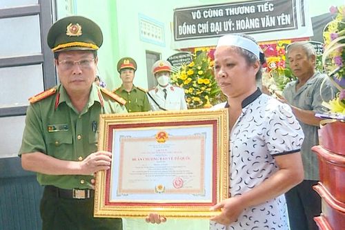 Truy tặng huân chương cho phó công an xã hy sinh khi làm nhiệm vụ