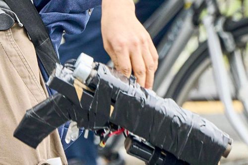 Khẩu súng trong vụ ám sát ông Abe để lại dấu vết cách hiện trường 90 m