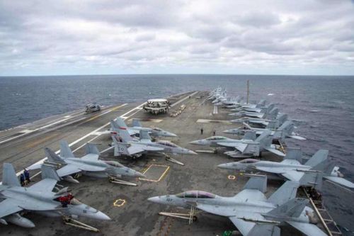 Tiêm kích F/A-18 Super Hornet Mỹ bị 'thời tiết xấu' hất văng xuống biển
