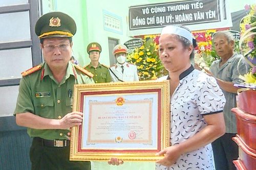 Truy tặng Huân chương hạng Ba cho Phó công an xã hi sinh khi làm nhiệm vụ